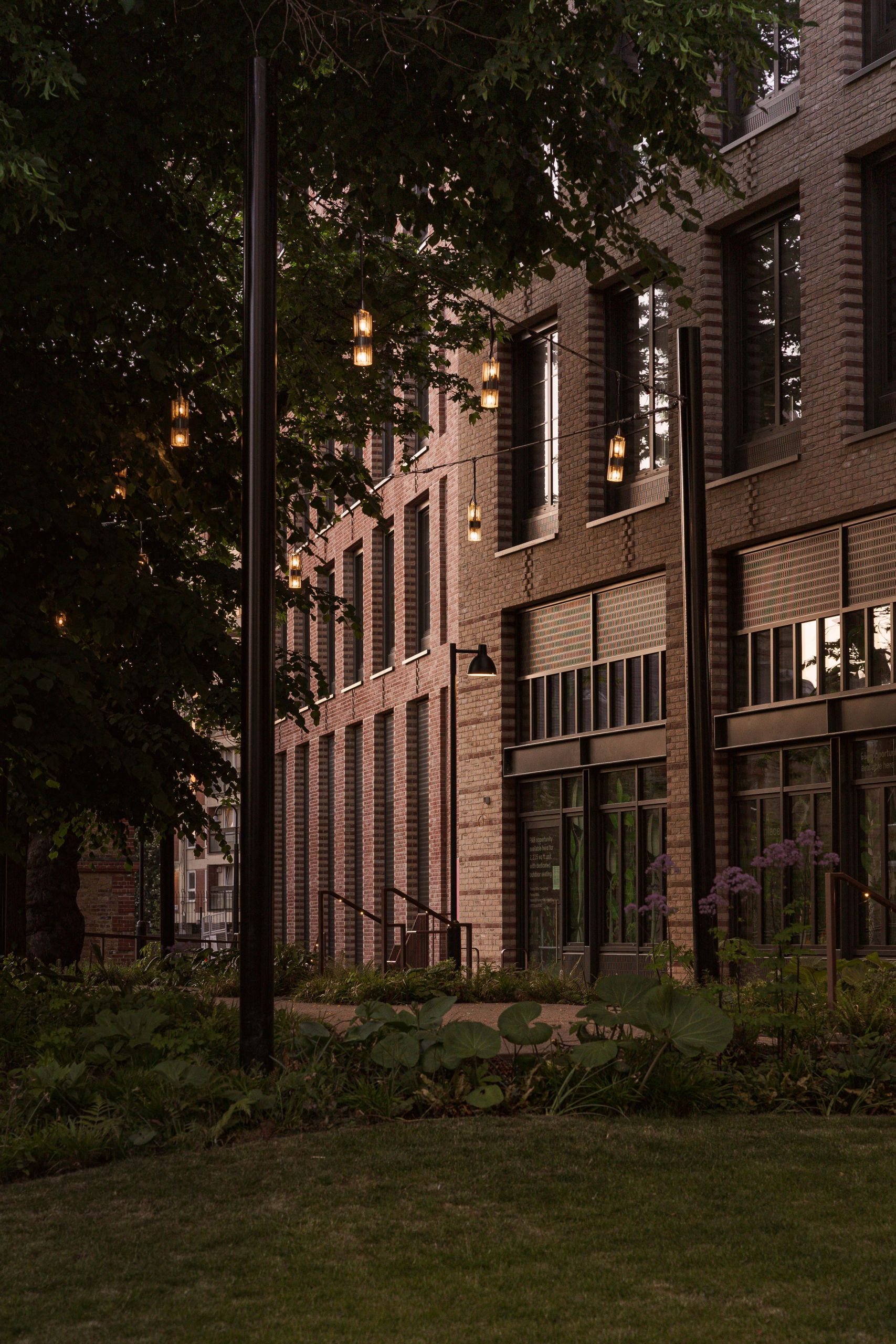 Dock Shed Building. lighting designed by 18 degrees, Canary Wharf, London © Nacho Rivera-30